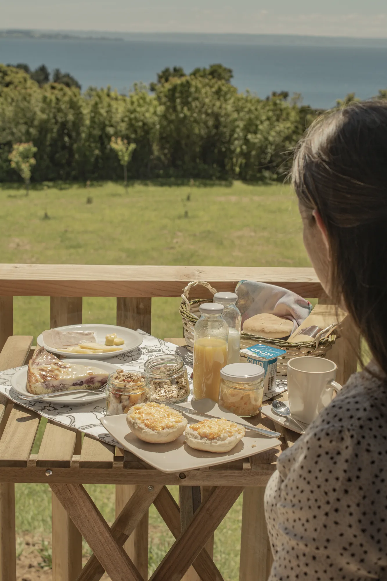 Desayuno con vista al Lago Llanquihue en Ave Lodge, Frutillar