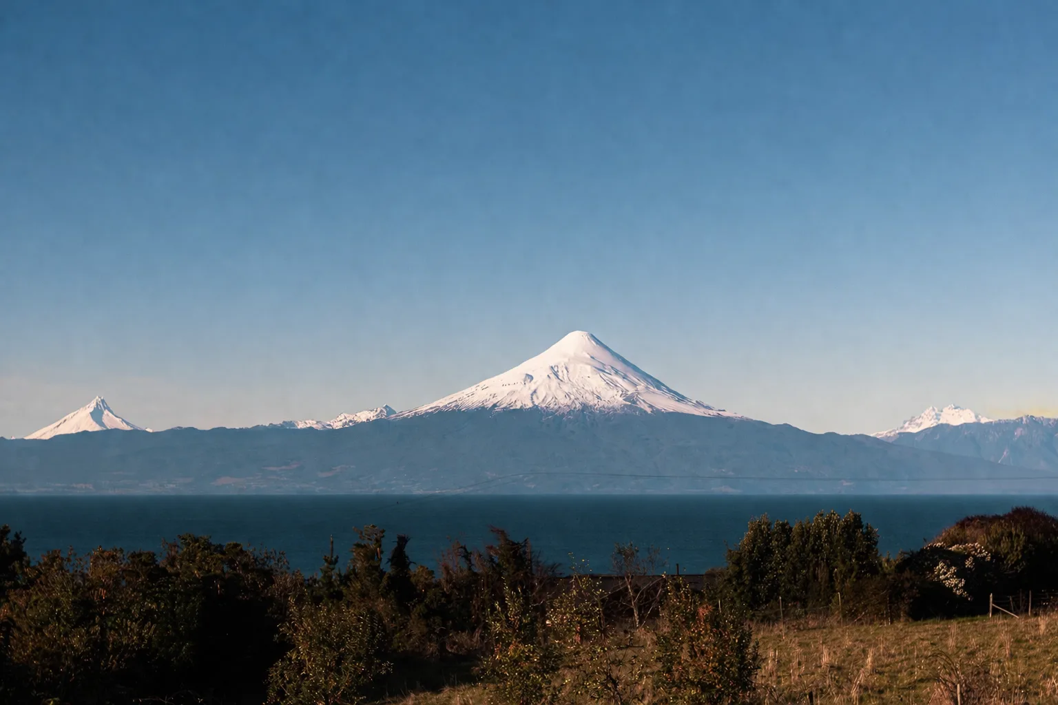 Panoramablick auf den Vulkan Osorno und den Llanquihue-See von Ave Lodge, Frutillar