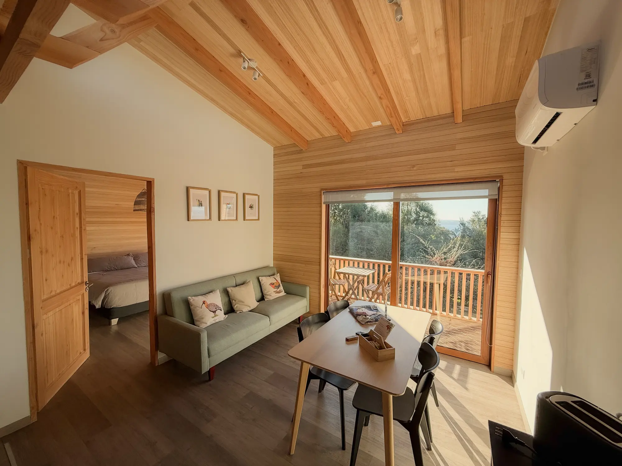 Living y comedor, Cabaña A, Ave Lodge