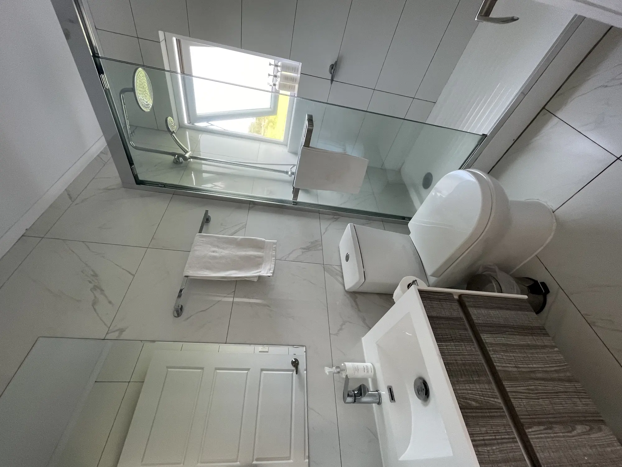 Baño completo 1, Cabaña B, Ave Lodge