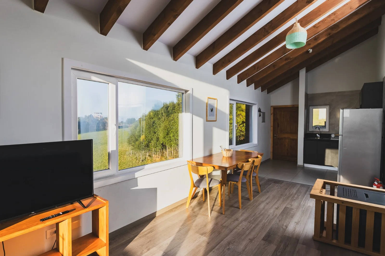 Living y comedor, Cabaña B, Ave Lodge